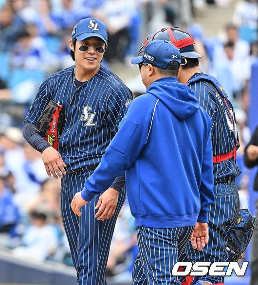 [OSEN=대구, 이석우 기자] 12일 대구삼성라이온즈파크에서 2026 신한 SOL KBO 리그 삼성 라이온즈와 NC 다이노스의 경기가 열렸다. 홈팀 삼성은 원태인이, 방문팀 NC는 토다가 선발 출전했다. 삼성 라이온즈 박진만 감독이 4회초 직접 마운드에 올라 원태인을 교체시키고 있다. 2026.04.12 / foto0307@osen.co.kr