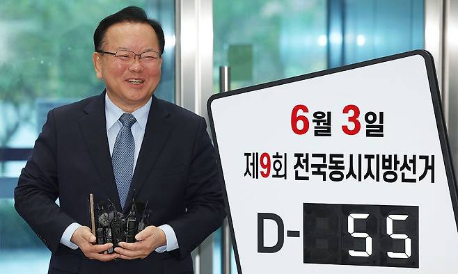 더불어민주당의 대구시장 후보로 확정된 김부겸 전 국무총리가 지난 9일 오전 대구시선거관리위원회에서 대구시장 예비 후보자로 등록한 뒤 기자들의 질문에 답하고 있다. 대구=연합뉴스