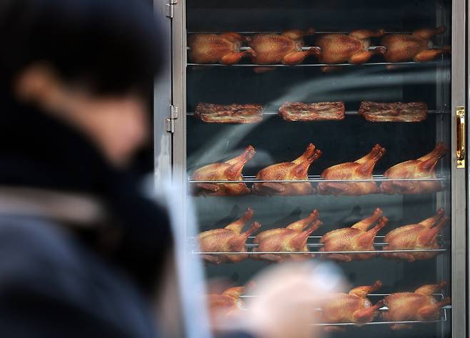 닭고기 가격이 오르면서 치킨값 인상 우려가 커지고 있다. 사진=뉴스1