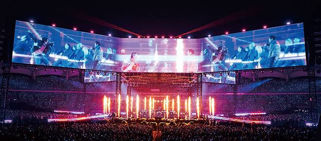 그룹 방탄소년단(BTS)이 11일 경기 고양종합운동장 주경기장에서 월드투어 ‘아리랑(ARIRANG)’의 화려한 무대를 선보이고 있다. 빅히트 뮤직 제공