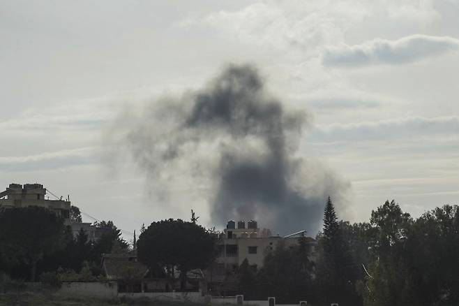 미국과 이란의 대면 협상 첫날인 11일(현지시간) 이스라엘의 공습이 발생한 레바논 남부 마을 알 크푸르(al Kfour)에서 연기가 피어오르고 있다. 이스라엘군은 이날 지난 24시간 동안 레바논 내 로켓 발사대를 포함한 200곳 이상의 헤즈볼라 목표물을 타격했다고 밝혔다. 2026.4.12. AFP 연합뉴스