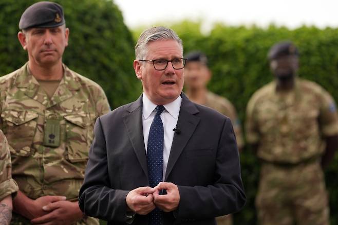 사우디 주둔 공군 인력과 얘기 나누는 스타머 총리 - 키어 스타머 영국 총리가 8일(현지 시간) 사우디아라비아 타이프 공군기지를 방문해 공군 인력과 얘기를 나누고 있다. 2026.04.09. AP 뉴시스