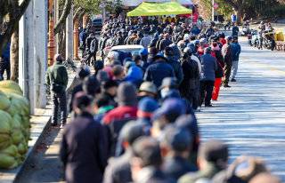 2025년 12월 9일 대구 달서구 두류공원 ‘사랑해밥차’ 무료 급식소를 찾은 어르신들이 점심 배식을 받기 위해 줄을 서고 있다. 뉴시스