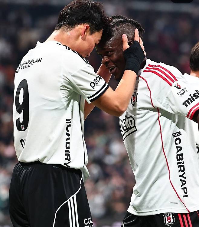 베식타스 오현규(9번)가 11일(한국시간) 안탈리아스포르와 튀르키예 쉬페르리그 29라운드 홈경기에서 득점한 뒤 동료를 끌어안고 기뻐하고 있다. 사진출처｜베식타스 인스타그램