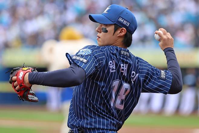 삼성 원태인이 12일 대구 삼성라이온즈파크서 열린 NC전에 선발등판에 앞서 몸을 풀고 있다. 사진제공|삼성 라이온즈