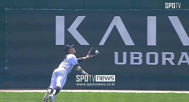 ▲ 야탑고는 2026년 이마트배에서 2017년 봉황대기 우승 후 9년 만의 첫 전국대회 결승 진출이라는 점에 만족해야 했다. 그러나 우승팀 덕수고에 끌려가면서도 맥빠진 경기를 하지는 않았다. 주장 박민준의 슈퍼 캐치는 야탑고의 의지를 보여주는 명장면이었다.