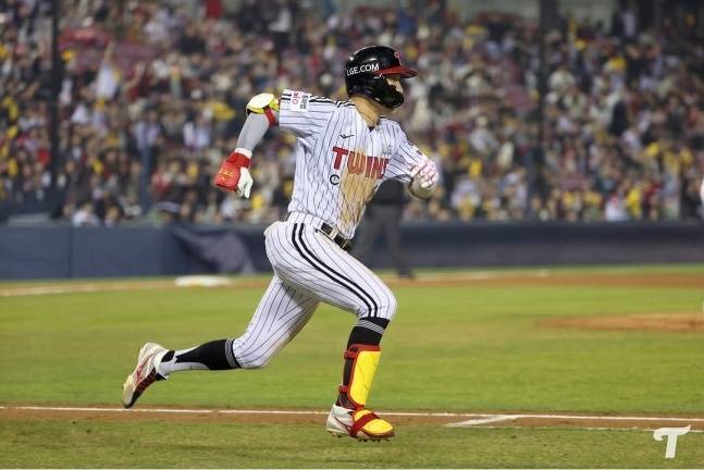 LG 박해민이 11일 잠실 SSG전 8회말 무사 1, 2루서 좌익선상 2타점 적시 2루타를 치고 달리고 있다. /사진=LG 트윈스 제공