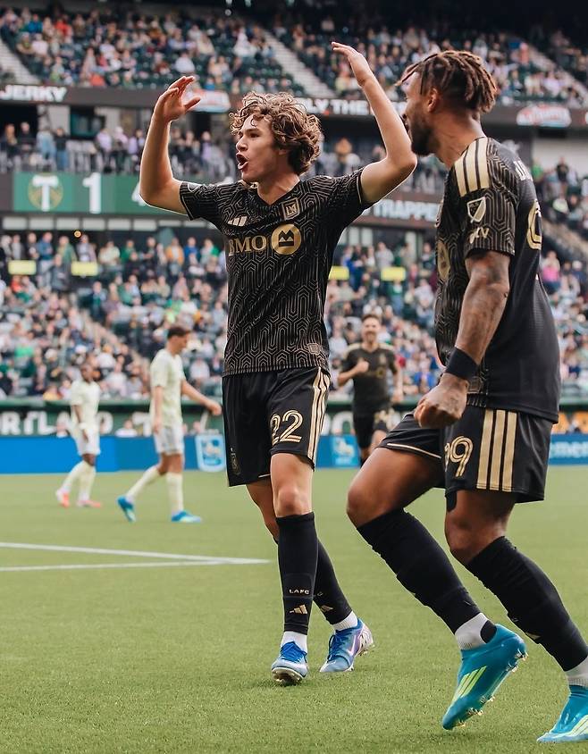 LAFC 17세 유망주 주드 테리(왼쪽)가 12일(한국시간) 미국 포틀랜드 프로비던스 파크에서 열린 2026 미국 메이저리그사커(MLS) 7라운드에서 득점 후 세리머니하고 있다.  /사진=LAFC 공식 사회관계망서비스(SNS)