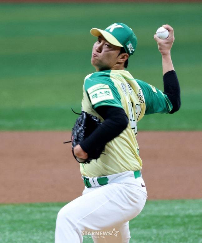 12일 롯데전에 선발 등판한 안우진. /사진=강영조 선임기자