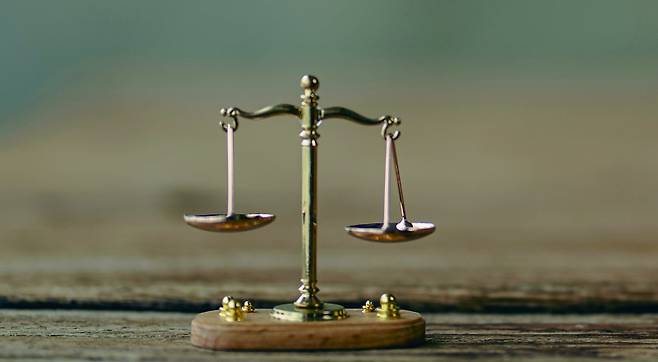 영화 속 이단 재판은 진실이 권력의 이해관계와 충돌할 때 권력은 어떻게 진실을 이단으로 규정하고 폭압하는지 고발한다.[사진｜게티이미지뱅크]