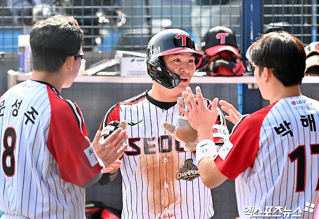 12일 오후 서울 송파구 잠실야구장에서 열린 '2026 신한 SOL Bank KBO리그' SSG 랜더스와 LG 트윈스의 경기, 4회말 1사 3루 LG 오지환이 홍창기의 내야땅볼때 홈으로 쇄도하며 득점에 성공하고 있다. 잠실, 김한준 기자