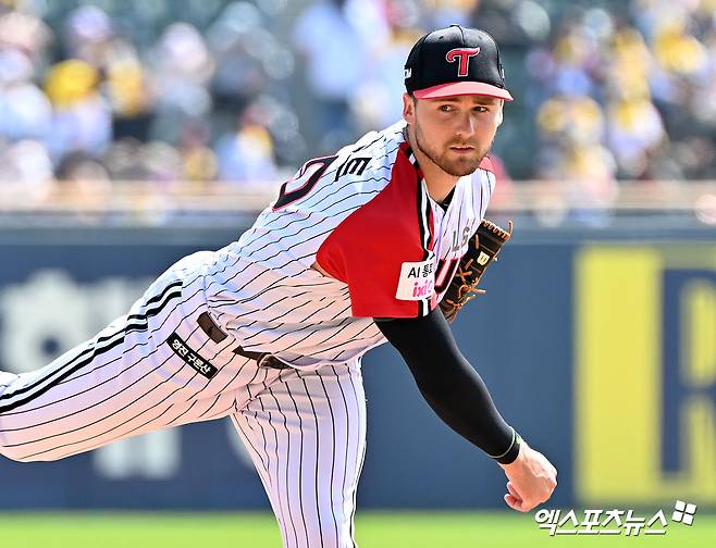 12일 오후 서울 송파구 잠실야구장에서 열린 '2026 신한 SOL Bank KBO리그' SSG 랜더스와 LG 트윈스의 경기, 1회초 LG 선발투수 톨허스트가 공을 힘차게 던지고 있다. 잠실, 김한준 기자