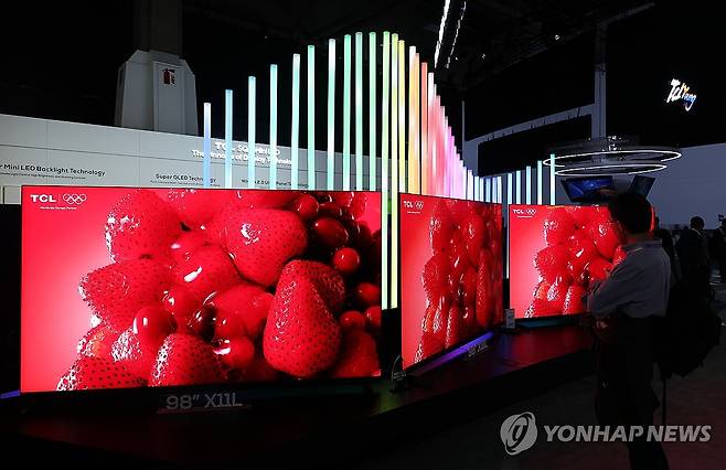 TV 앞세운 TCL (라스베이거스=연합뉴스) 김성민 기자 = CES 개막일인 6일(현지시간) 미국 네바다주 라스베이거스 컨벤션센터(LVCC)에 중국 전자제품 회사 TCL의 부스에 TV가 전시돼 있다. 2026.1.7 ksm7976@yna.co.kr