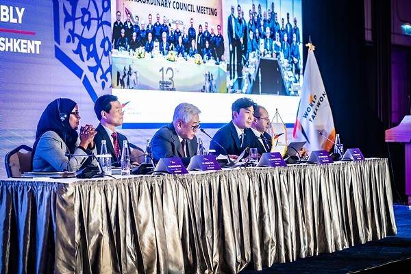 총회 진행하는 조정원 세계태권도연맹 총재(왼쪽에서 세 번째) 세계태권도연맹 조정원 총재(왼쪽에서 세 번째)가 11일(현지시간) 우즈베키스탄 타슈켄트에서 열린 2026 정기총회에서 발언하고 있다. [세계태권도연맹 제공. 재배포 및 DB 금지]
