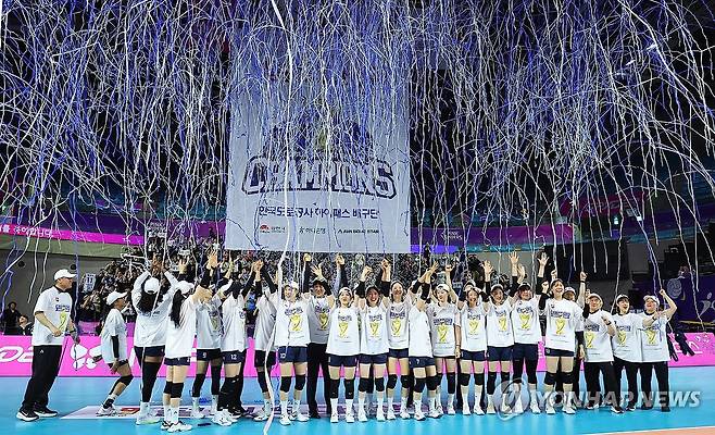 한국도로공사, 정규리그 1위 확정 (인천=연합뉴스) 임순석 기자 = 13일 인천 삼산월드체육관에서 열린 2025-2026 V-리그 프로배구 여자부 흥국생명과 한국도로공사의 경기에서 승리하며 정규리그 1위를 확정한 한국도로공사 선수들이 기뻐하고 있다. 2026.3.13 soonseok02@yna.co.kr