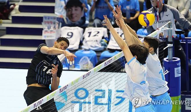 공격하는 레오 (인천=연합뉴스) 임순석 기자 = 10일 인천 계양체육관에서 열린 프로배구 2025-2026 V리그 남자부 챔피언결정전 대한항공과 현대캐피탈 5차전 경기. 현대캐피탈 레오가 공격하고 있다. 2026.4.10 soonseok02@yna.co.kr