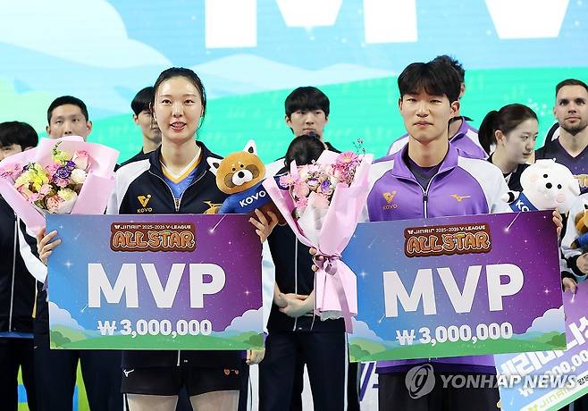 양효진·김우진, 우리가 올스타전 MVP (춘천=연합뉴스) 양지웅 기자 = 25일 강원 춘천시 호반체육관에서 열린 프로배구 '진에어 2025∼2026 V-리그 올스타전' 시상식에서 MVP를 차지한 현대건설 양효진과 삼성화재 김우진이 기념 촬영하고 있다. 2026.1.25 yangdoo@yna.co.kr