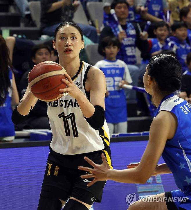 3점 슈터 (아산=연합뉴스) 양영석 기자 = 12일 충남 아산 이순신체육관에서 열린 여자 프로농구 플레이오프 3차전 우리은행과 KB스타즈의 경기. KB스타즈 강이슬이 3점 슛을 던지고 있다. 2026.4.12 youngs@yna.co.kr