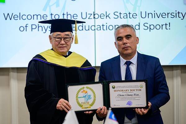 조정원 WT 총재(왼쪽)와 라시드 마트카리모프 우즈베키스탄 국립체육대 총장 [세계태권도연맹 제공. 재배포 및 DB 금지]