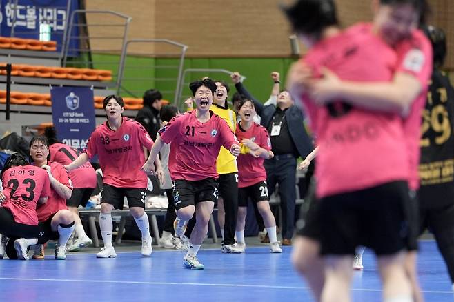 경기 종료 직전 무승부를 만들고 기뻐하는 경남개발공사 선수들. [한국핸드볼연맹 제공. 재판매 및 DB 금지]