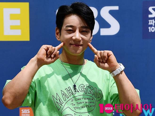 황치열이 공식 행사에 참석해 포즈를 취하고 있다./사진=텐아시아DB