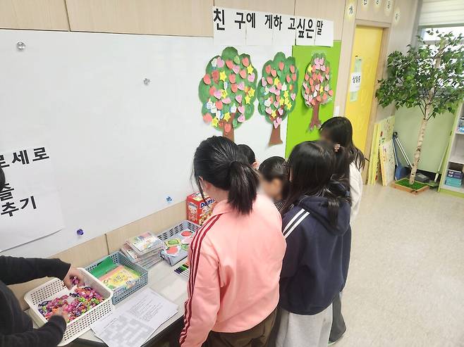 ▲ 중흥초등학교 학생들이 친구에게 하고 싶은 말을 엽서를 통해 남기고 있다./사진제공=중흥초등학교