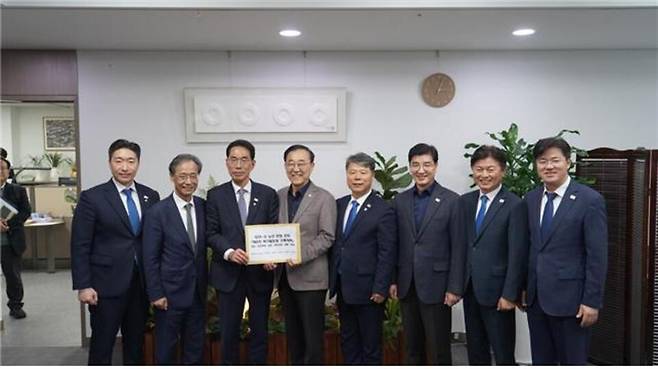 ▲ 김용만(왼쪽 끝) 국회의원은 김윤덕 국토교통부 장관을 만나 하남 황산사거리를 경유하는 GTX-D 노선안의 조속한 반영을 공식 건의했다고 13일 밝혔다. /사진제공=김 의원실.