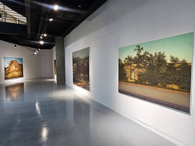 ▲ 성남큐브미술관에서 열리고 있는 성남작가조명전 '헤테로토피아:신화가 된 회화'의 전시 전경. /박지혜 기자 pjh@incheonilbo.com