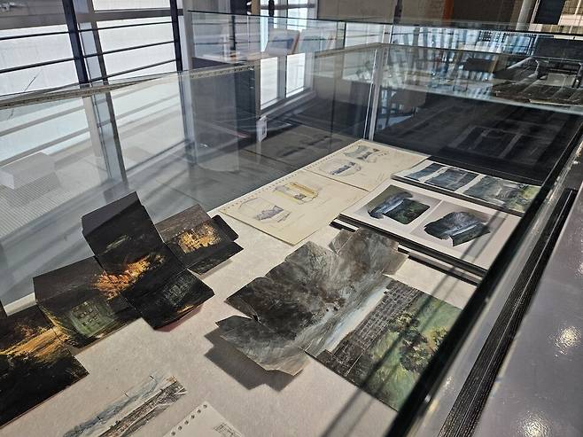 ▲&nbsp;성남큐브미술관에서 열리고 있는&nbsp;'헤테로토피아: 신화가 된 회화'의 전시 전경. /박지혜 기자 pjh@incheonilbo.com