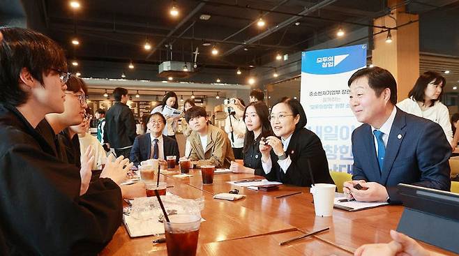 한성숙 중소벤처기업부 장관이 13일 충남대에서 열린 '모두의 창업' 캠퍼스 투어에서 김정겸 총장과 함께 대학생들의 의견을 청취하고 있다. (사진=중기부 제공)