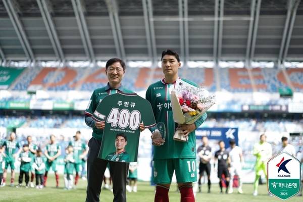 12일 대전월드컵경기장에서 '하나은행 K리그1 2026' 7라운드 대전하나시티즌과 강원FC 경기에 앞서 주민규의 K리그 통산 400경기 출장 기념 행사가 열렸다. 한국프로축구연맹 제공