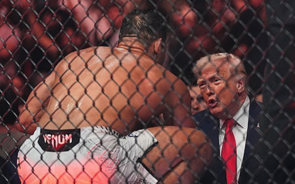 11일(현지시간) 미국 플로리다주 마이애미의 커세야 센터에서 열린 UFC 327에서 본인 경기를 TKO로 이긴 파울로 코스타(왼쪽)가 도널드 트럼프(오른쪽) 미국 대통령과 얘기를 나누고 있다. 연합뉴스