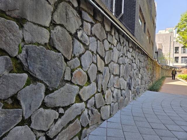 대구 중구 공평동 2·28기념중앙공원 동남쪽 방향으로 설치된 담장. 대구시는 다음 달부터 2달간