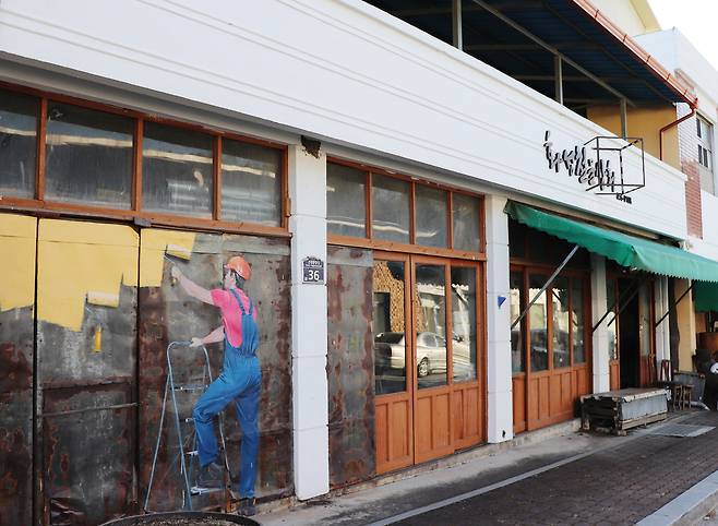 침체한 마을을 갤러리, 벽화 등 예술적 요소를 결합해 관광마을로 탈바꿈 시킨 예끼마을_안동시 제공