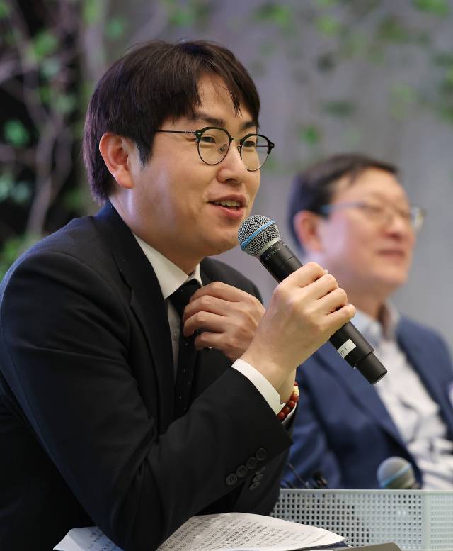지난 10일 서울 강남구 GS타워에서 열린 AI혁신위원회에서 발언하는 하정우 AI미래기획수석. 연합뉴스