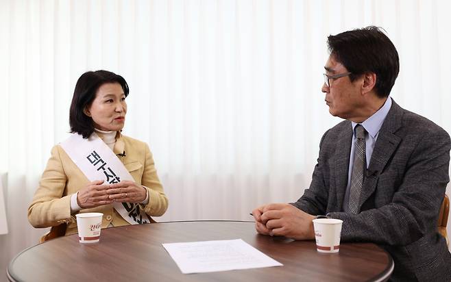 ▲ 이진숙 전 방송통신위원회 위원장이 12일 대구 중구 이진숙 후보자 사무실에서 경북일보TV '만나GO'에 출연하고 있다. 권남인 기자 kni@kyongbuk.com