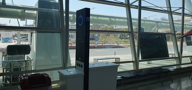 ▲ 포항경주공항 1층에 설치돼있는 휴대폰 충전장비. 황영우 기자