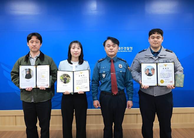 사진 왼쪽부터 경장 김성규,행정관 김민지, 고평기 청장, 경사 김종현