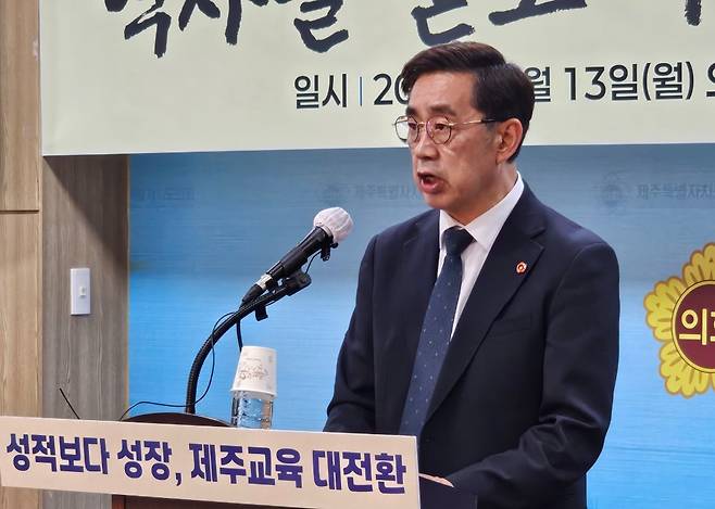 13일 오전 제주도의회 도민카페에서 기자회견을 갖고 있는 송문석 제주특별자치도교육감 예비후보. ⓒ제주의소리