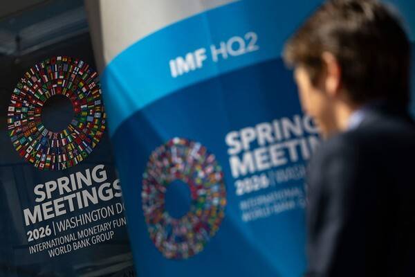 2026년 4월 9일, 워싱턴 D.C.에 있는 국제통화기금(IMF) 본부 외부에 IMF 2026년 춘계 회의를 알리는 안내판이 설치되어 있다. IMF 총재는 4월 9일 중동 전쟁으로 인해 세계 경제 성장률 전망치를 하향 조정할 것이라고 밝히며, 불안정한 휴전에도 불구하고 분쟁의 "상흔"이 남을 것이라고 경고했다. [출처=연합뉴스]