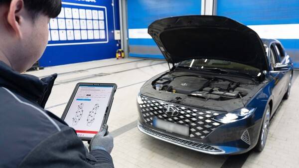 중고차 품질 점검을 진행하는 모습[출처=리본카]