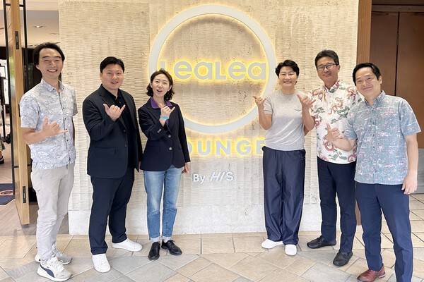 송미선 하나투어 대표(왼쪽 세 번째)가 하나투어와 H.I.S. 관계자들과 함께 하와이 와이키키 '레아레아 라운지' 앞에서 기념촬영을 하고 있다. [출처=하나투어]