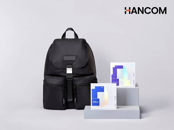 한글과컴퓨터가 글로벌 프리미엄 브랜드 HUNTER(헌터)와 협력해 단독 기획 백팩 'HANCOM x HUNTER FLAP TWO POCKET PACK'을 출시한다. [출처=한글과컴퓨터]