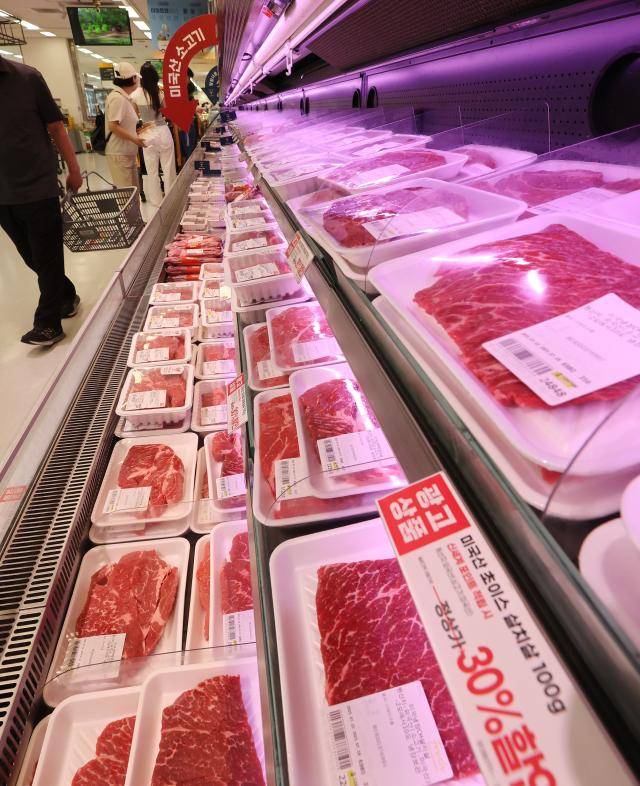 마트에 진열된 소고기 제품.