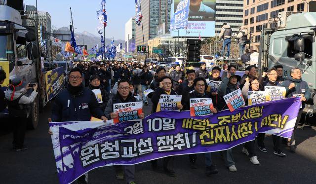 '노란봉투법'(노동조합 및 노동관계조정법 2·3조 개정 법률) 시행 첫날인 10일 서울 세종로에서 열린 민주노총 투쟁 선포대회에서 집회를 마친 민주노총 조합원 등이 행진하고 있다.[사진=연합뉴스]