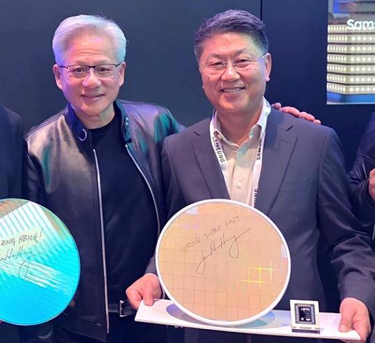 ▲ 한진만 삼성전자 파운드리사업부장(오른쪽)이 3월 16일 GTC 2026 삼성전자 부스를 방문한 젠슨황 엔베디아 ceo와 기념촬영을 하고있다. 사진 = 삼성전자