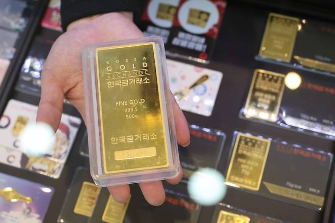 인천 중구 한국금거래소 영종도점에 전시된 골드바.(연합뉴스)