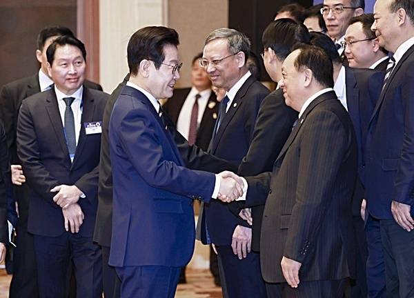 이재명 대통령이 지난 1월 5일 베이징 조어대에서 열린 비즈니스 포럼에서 중국 기업인들과 인사하고 있다. /사진=연합뉴스