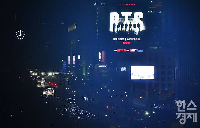 3년 9개월 만의 완전체 방탄소년단(BTS)이 21일 오후 서울시 세종대로 광화문 광장에서 컴백 라이브 공연 '아리랑'를 펼치고 있다./ 이호형 기자 leemario@sporbiz.co.kr 2026.03.21