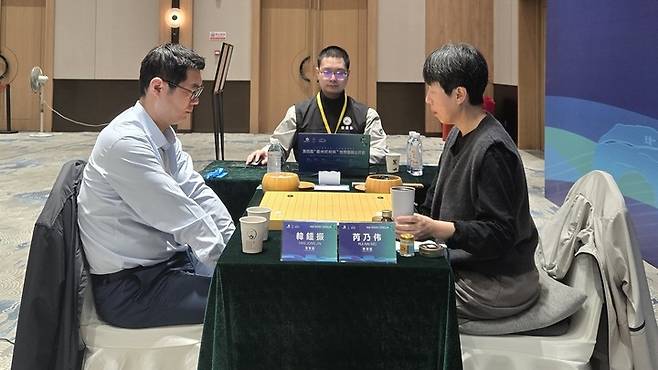 제4회 란커배 통합예선 시니어조 결승에서 한종진 9단(왼쪽)이 중국의 루이나이웨이 9단과 일전을 치르고 있다.(사진 한국기원 제공)